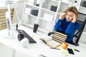 mulher estrassada com muitas tarefas